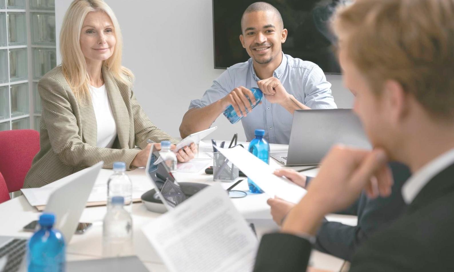 Équipe de professionnels collaborant sur des stratégies financières